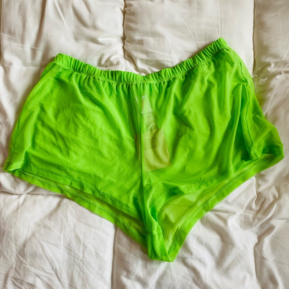 Brat green I dare hue mesh short